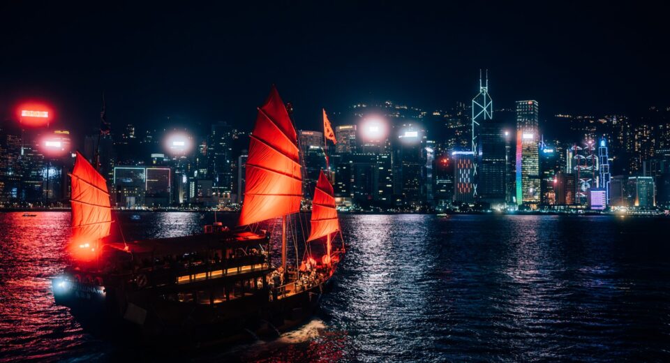 MINGYU และ VERNON แห่ง SEVENTEEN ปัก ‘แลนด์มาร์กวิวกลางคืนสุดปัง’ ริมอ่าวฮ่องกง