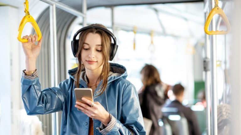 ชีวิตติดรถไฟฟ้า: Playlist, Application และมุมมองเล็ก ๆ ที่ทำให้การเดินทางไม่น่าเบื่อ