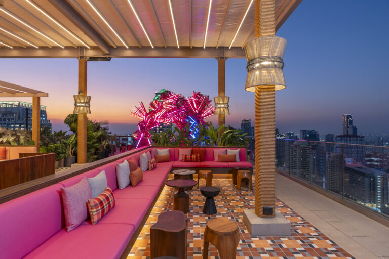 Moxy Bangkok Turns 2 เมื่อการพักผ่อนในเมืองกลายเป็นประสบการณ์ชมพระอาทิตย์ตกบนรูฟท็อปบาร์แห่งใหม่