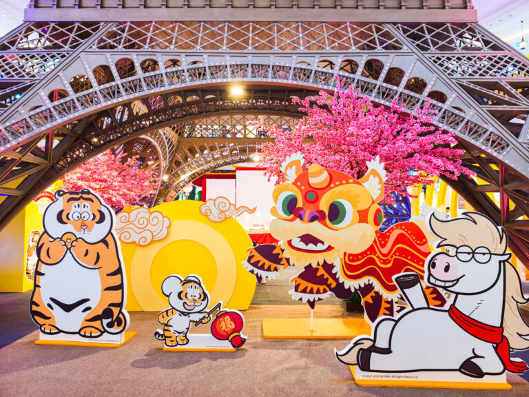 ตรุษจีนปีนี้ไม่ใช่แค่การไหว้เจ้า แต่คือการออกไป “รับพลังเฮง” แบบเต็มพิกัด เมื่อ Terminal21 ทุกสาขา ผนึกกำลังกับคาแรกเตอร์ไวรัลระดับเอเชีย Alexander the Fat Tiger เนรมิตเทศกาลตรุษจีนสุดยิ่งใหญ่ภายใต้คอนเซ็ปต์ “เสือม้า มาหาเฮง” ครั้งแรกในประเทศไทย ระหว่างวันที่ 12 – 22 กุมภาพันธ์ 2569