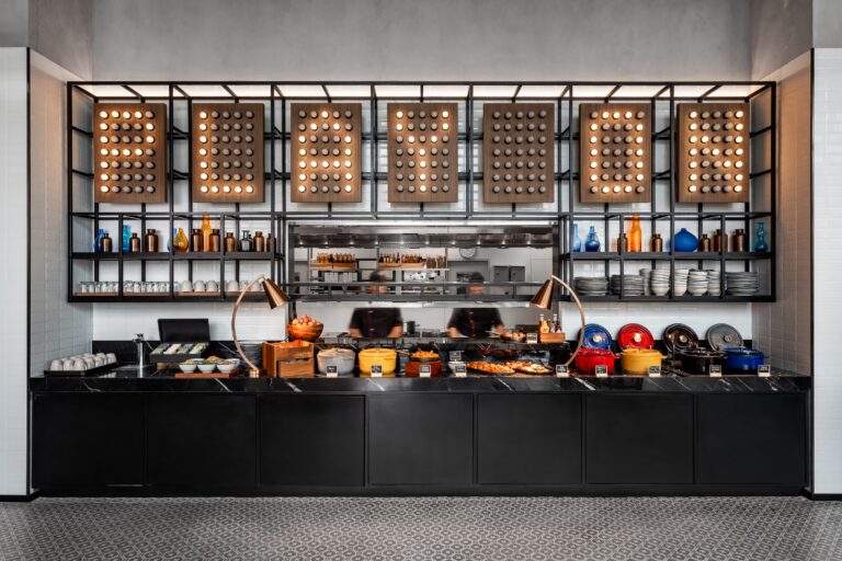 Moxy Bangkok Ratchaprasong เปิดตัวเดือนเมษายน กับสีสันแห่งสงกรานต์ Rooftop วิวเมือง และ Concept อาหารสไตล์โซเชียลไดนิ่ง